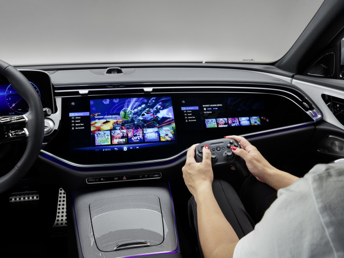 Mercedes-Benz setzt auf Cloud-Gaming der Plattform Boosteroid, die sich auch mit Konsolen-Controller spielen lassen. (Bild: Mercedes-Benz)