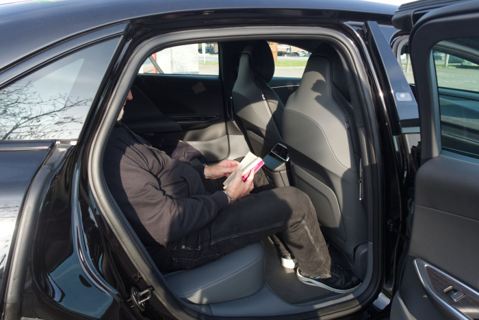 Hinten ist auch Platz, wenn der vordere Sitz ganz nach hinten gestellt ist. (Bild: Petra Vogt)