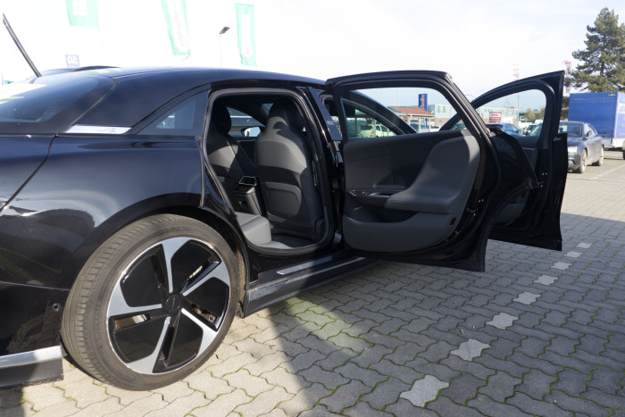 Die hinteren Türen öffnen sich bis zu einem Winkel von 90 Grad. (Bild: Werner Pluta/Golem.de)