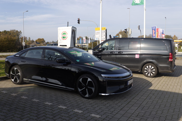 Der Lucid Air am Lader - der leider auf 75 kW Ladeleistung limitiert war. (Bild: Werner Pluta/Golem.de)