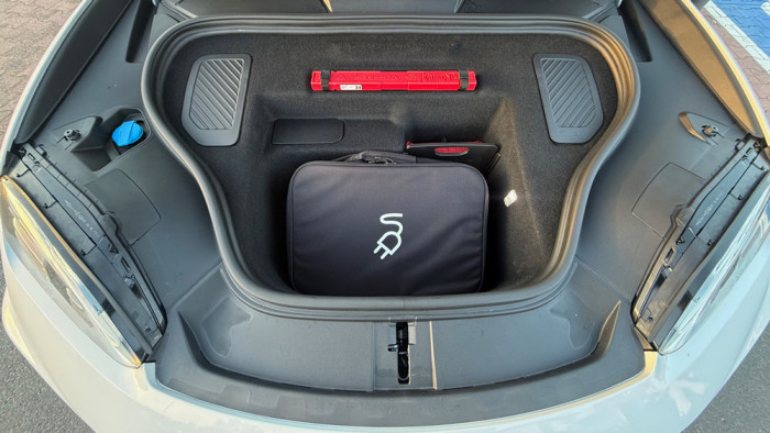 84 Liter fasst der Frunk unter der Fronthaube des Macan. Darin lässt sich Handgepäck oder das Ladekabel locker verstauen. (Bild: Franz W. Rother)