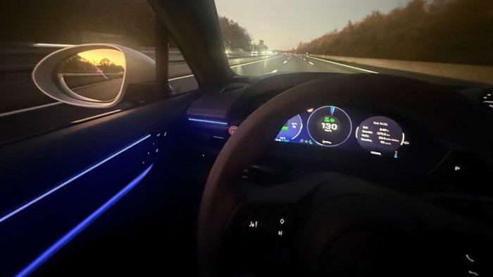 Bei Tempo 130 begnügt sich der Macan Turbo mit 20 kWh auf 100 Kilometer Fahrstrecke. Bei sportlicher Fahrweise - die Höchstgeschwindigkeit beträgt immerhin 260 km/h - geht der Stromverbrauch aber deutlich in die Höhe. (Bild: Franz W. Rother)