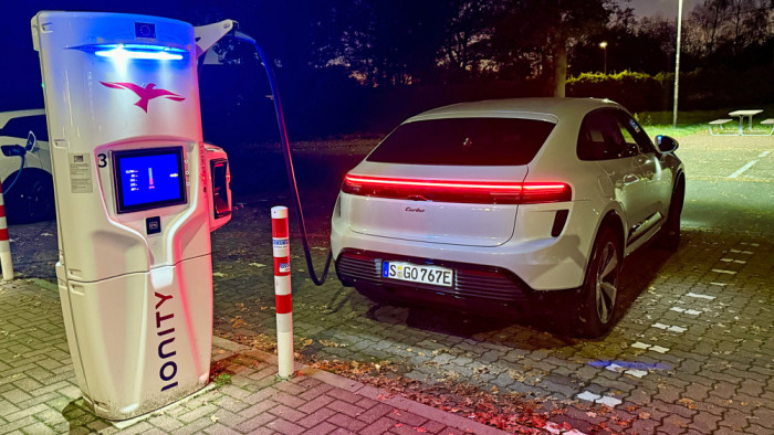 Mit einer maximalen Ladeleistung von 270 kW zählt der Macan zu den Elektroautos mit der kürzesten Verweildauer am Highpower-Charger. Für das Laden mit Wechselstrom daheim gibt es auf der hinteren rechten Seite sogar noch einen zweiten Ladeport. (Bild: Franz W. Rother)