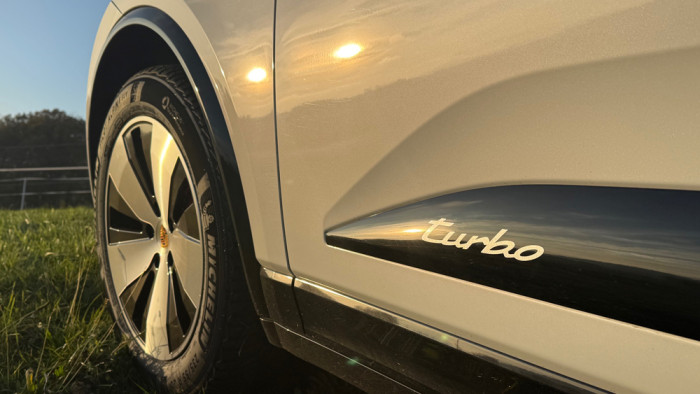 Turbo-mäßig beschleunigt der Macan. Turbo-mäßig klettert aber auch der Preis mit der Zahl der feinen Extras.