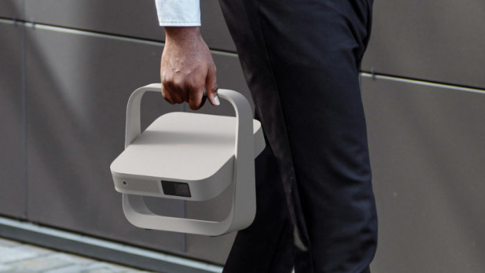 Der integrierte Standfuß des Elfin Flip lässt sich zum Schutz der Linse zusammenklappen. (Bild: XGIMI)