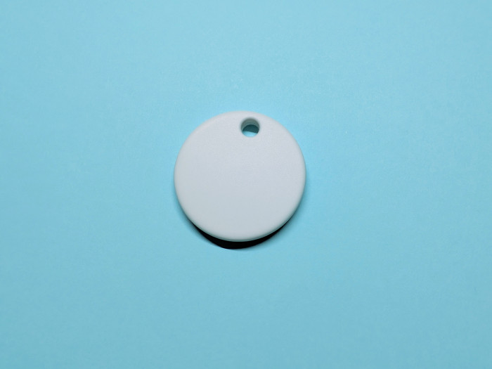 Auch der Chipolo One Point lässt sich öffnen, um die Batterie zu wechseln. Wir müssen allerdings unsere Fingernägel verwenden. (Bild: Tobias Költzsch/Golem.de)