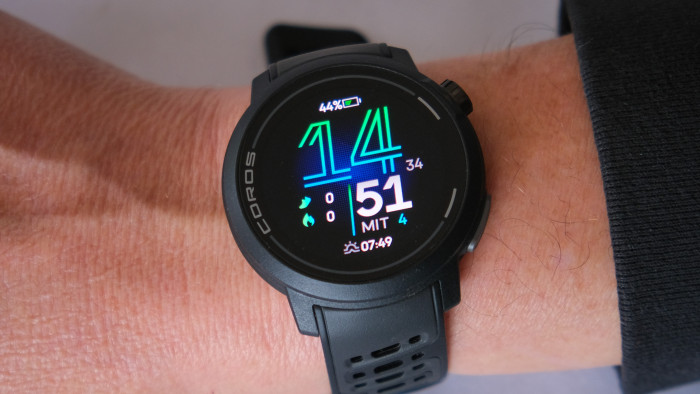 Das Standard-Zifferblatt der Coros Pace Pro ist schön übersichtlich. (Bild: Steinlechner / Golem.de)