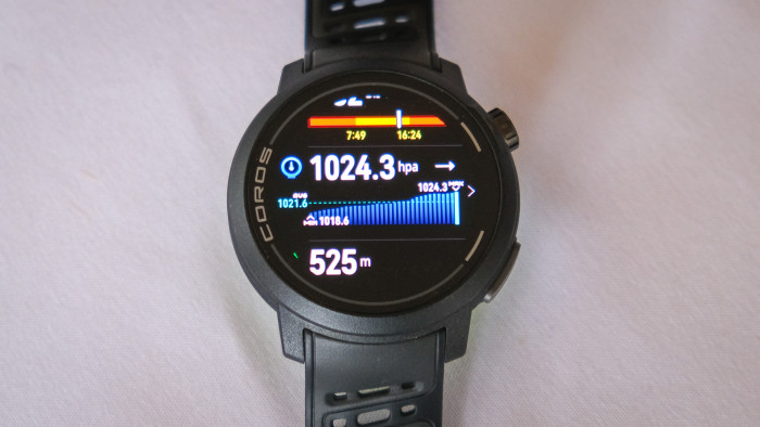 Auch Werte wie Höhe zeigt die Coros Pace Pro. (Bild: Steinlechner / Golem.de)