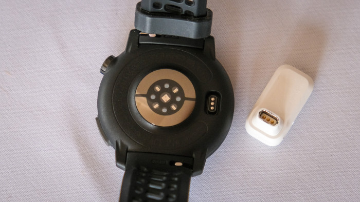 Der kleine Stecker zum Laden muss an ein USB-C-Kabel aufgesteckt werden. (Bild: Steinlechner / Golem.de)