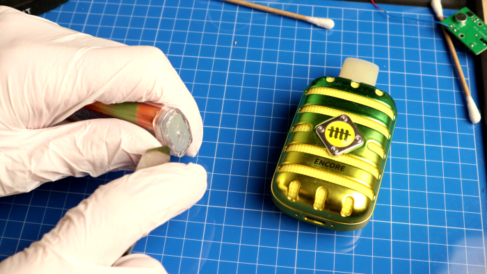 Die meisten Gehäuse lassen sich in unter einer Minute aufhebeln. (Bild: Johannes Hiltscher/Golem.de)