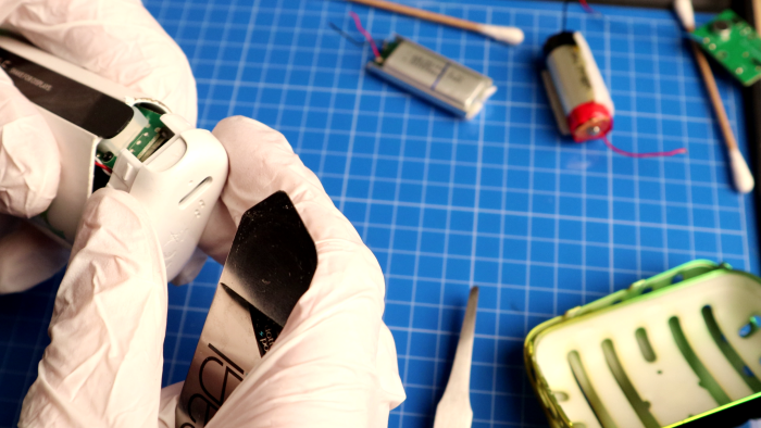 Eines hat es uns mit Haltenasen etwas schwerer gemacht. Hier war zudem der Akku in einer herausnehmbaren Halterung verklebt. (Bild: Johannes Hiltscher/Golem.de)