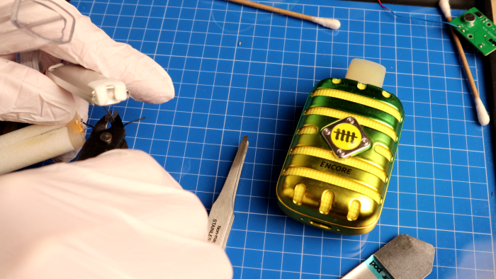 Zum Entfernen nicht benötigter Kabel ist meist ein Seitenschneider eine gute Wahl. (Bild: Johannes Hiltscher/Golem.de)