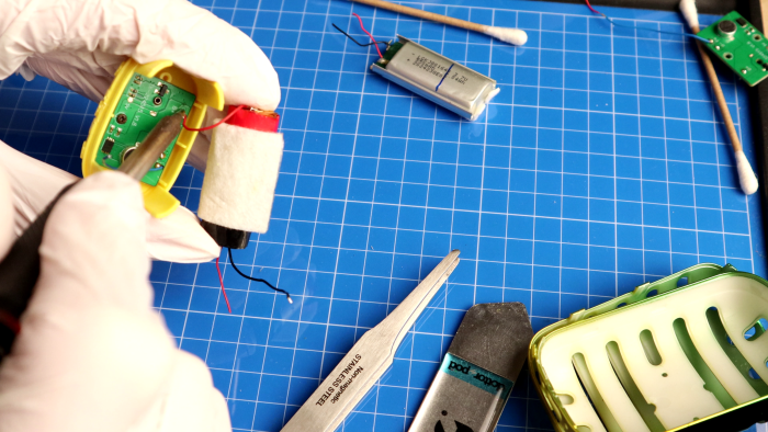 Gelegentlich ist der Lötkolben aber das sinnvollere Werkzeug. (Bild: Johannes Hiltscher/Golem.de)