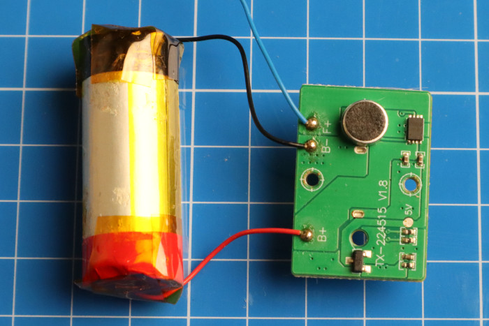Diese Platine bringt zwar einen Laderegler mit, der Steuerchip schaltet aber den Ausgang nach wenigen Sekunden wieder ab. (Bild: Johannes Hiltscher/Golem.de)