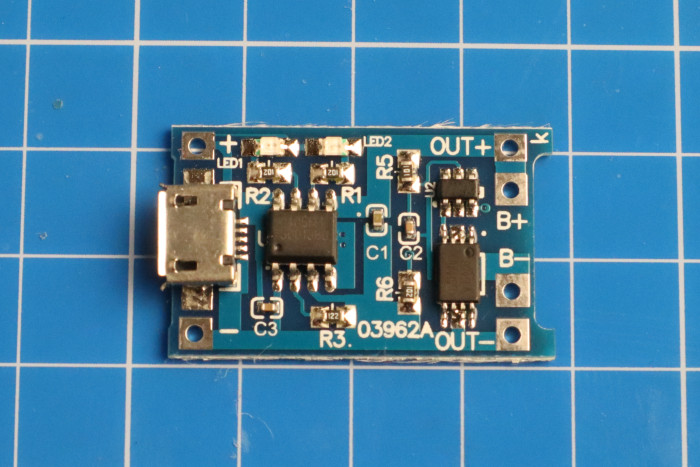 Wir nutzen stattdessen diese Platine mit TP4056 Laderegler und DW01-P Schutzschaltung. (Bild: Johannes Hiltscher/Golem.de)
