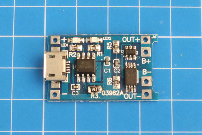 Hier haben wir Widerstand R3 getauscht. Je höher dessen Wert, desto geringer der Ladestrom. (Bild: Johannes Hiltscher/Golem.de)
