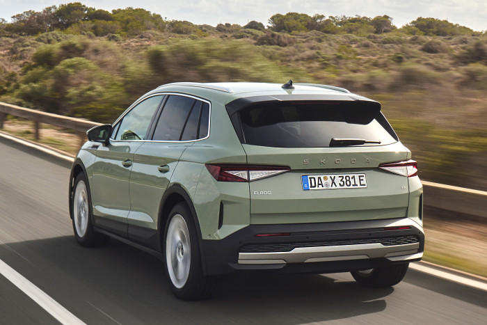 Das Kompakt-SUV kostet mit einem Einstiegspreis von 33.900 Euro kaum mehr als das Verbrenner-Pendant, der Karoq. (Foto: Skoda)