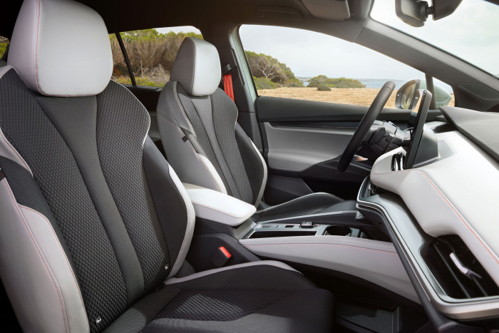 Der Fahrwahlhebel befindet sich - anders als bei VW - in der Mittelkonsole.  (Foto: Skoda)