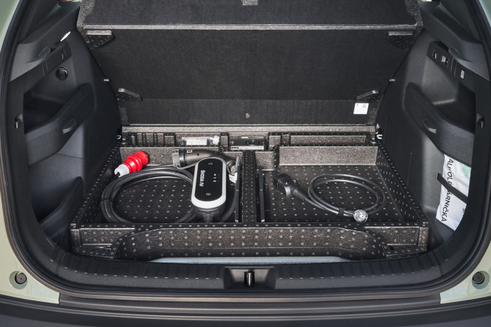 Unter der Kofferraumabdeckung gibt es weiteren Stauraum.  (Foto: Skoda)
