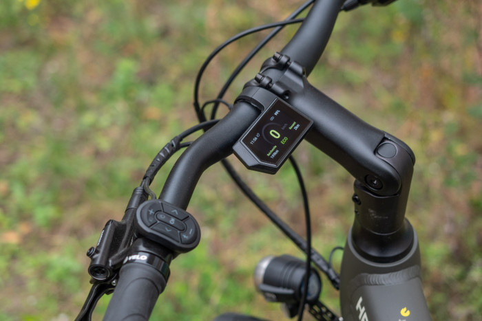 Der Lenker ist aufgeräumt und lässt sich gut verstellen. (Bild: MartinWolf/Golem.de)
