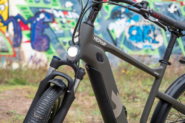 Der Ladeanschluss ist gut erreichbar und geschützt. (Bild: MartinWolf/Golem.de)