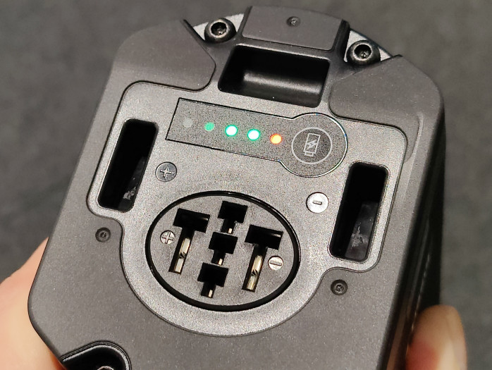 Der entnehmbare Akku hat einen Ladeanschluss. (Bild: MartinWolf/Golem.de)