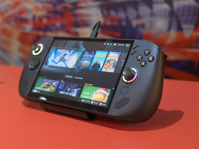 Das Gaming-Handheld Legion Go S von Lenovo kommt auch in einer Version mit Steam OS. (Bild: Martin Wolf/Golem.de)