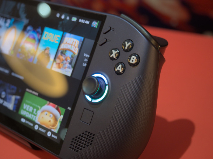 Die Bedienelemente fühlen sich gut an. (Bild: Martin Wolf/Golem.de)