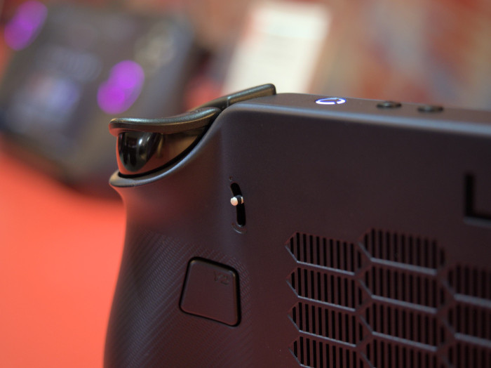 Die Schultertasten lassen sich von digital auf analog umschalten. (Bild: Martin Wolf/Golem.de)