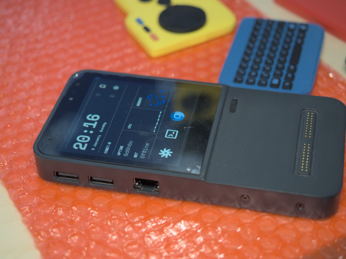 Der Mecha Comet ist ein kleines Debian-basiertes Handheld. (Bild: Martin Wolf/Golem.de)