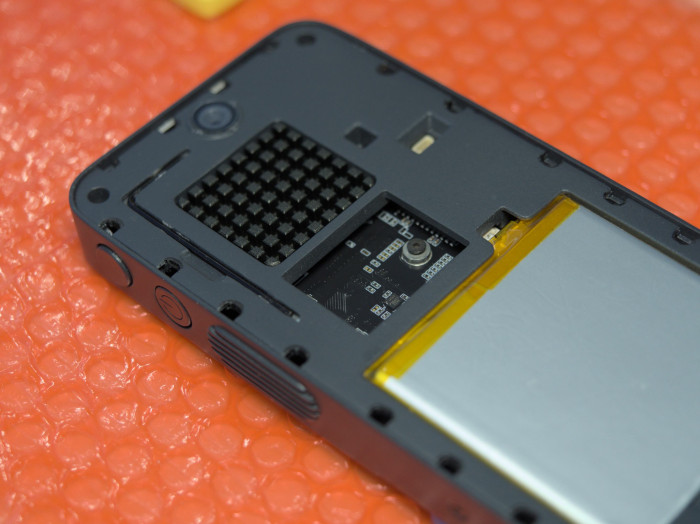 Die Rückseite des Comet lässt sich leicht abnehmen, darunter kommen SoC, M.2-Slot und Akku zum Vorschein - und ein Inbusschlüssel, um die Gehäuseschrauben zu lösen. (Bild: Martin Wolf/Golem.de)