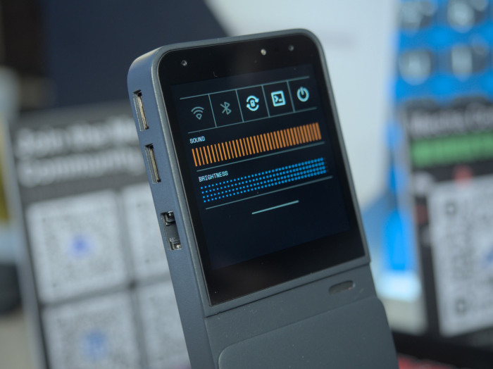 Das Display ist quadratisch, die Benutzeroberfläche macht einen guten Eindruck. (Bild: Martin Wolf/Golem.de)