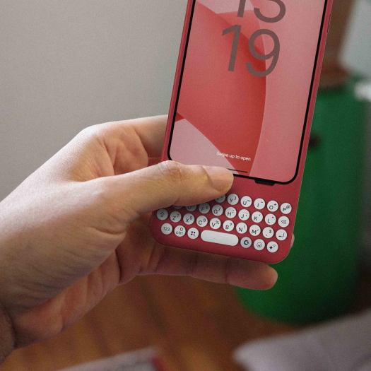 Tastaturhülle für Samsungs Galaxy S25 (Bild: Clicks)