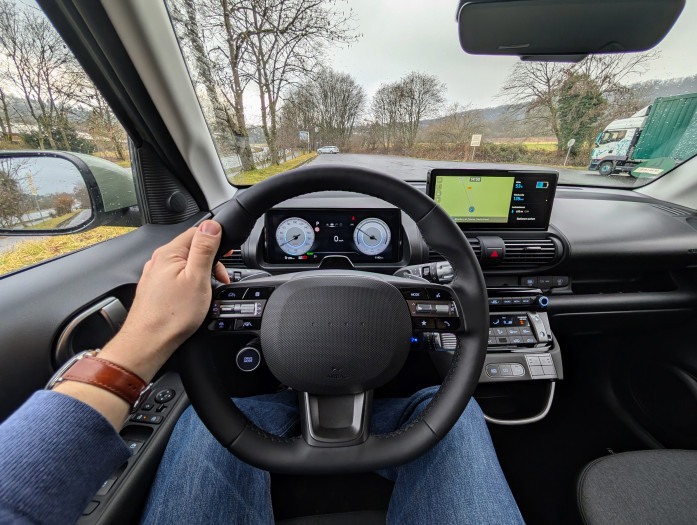 Als Fahrer hat man im Hyundai Inster nicht viel, aber ausreichend Platz. (Bild: Tobias Költzsch/Golem.de)