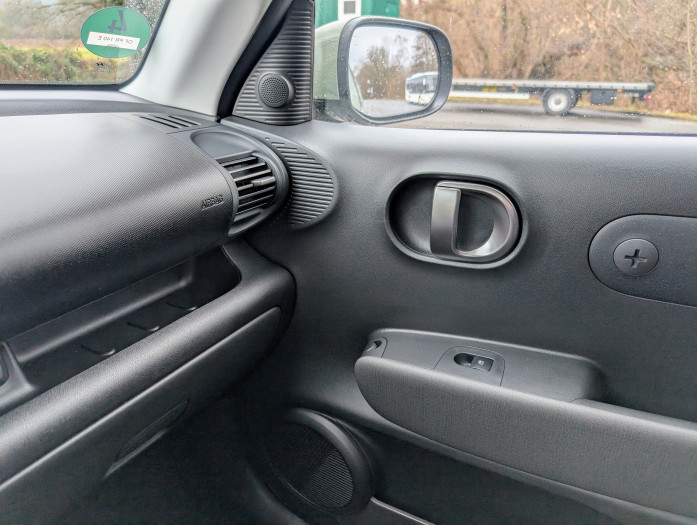 Die Oberflächen sind aus Kunststoff, aber gut verarbeitet. (Bild: Tobias Költzsch/Golem.de)