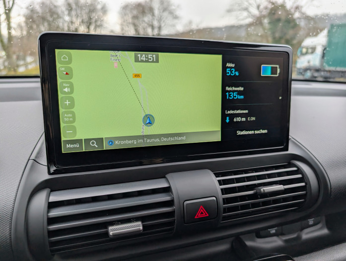Das zentrale Display zeigt die Navigation, das Radio und die Einstellungen an. (Bild: Tobias Költzsch/Golem.de)
