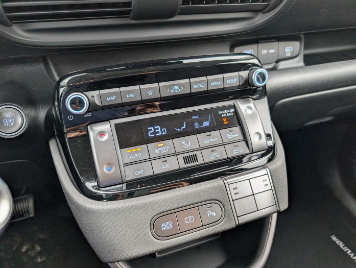 Die Klimaanlage wird komplett über separate Buttons gesteuert. (Bild: Tobias Költzsch/Golem.de)