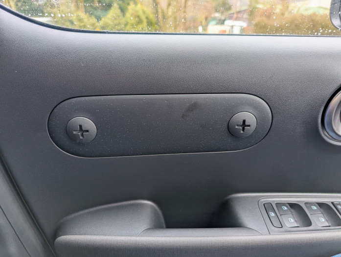 An den Türen sind Panels angebracht, die ausgebaut und gegen verschiedene Zubehörteile ausgetauscht werden können. (Bild: Tobias Költzsch/Golem.de)