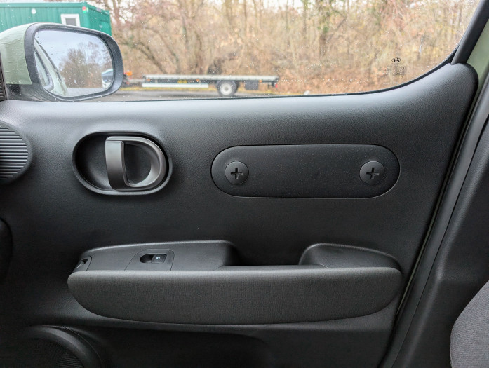 Auch auf der Beifahrerseite lässt sich Zubehör befestigen. (Bild: Tobias Költzsch/Golem.de)