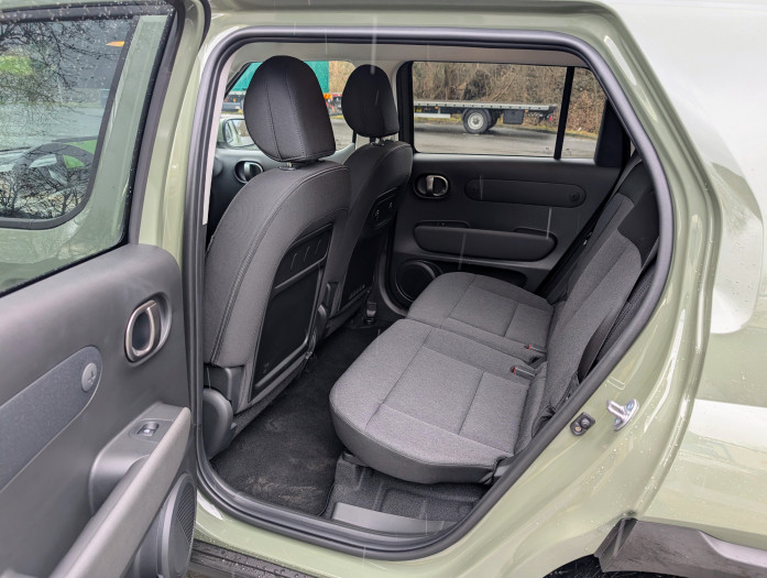 Auch auf der Rückbank ist überraschend viel Platz. (Bild: Tobias Költzsch/Golem.de)