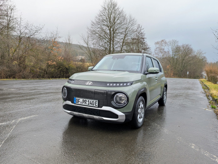 Der Inster sieht von vorn aus wie ein geschrumpfter SUV. (Bild: Tobias Költzsch/Golem.de)