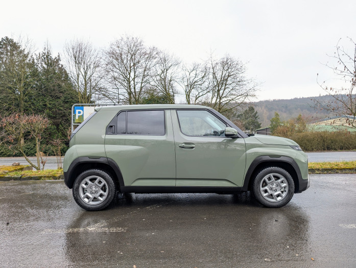 Beim Blick von der Seite ähnelt der Inster aufgrund der kleinen Reifen ein wenig der Optik eines Lada Niva - finden zumindest einige Kollegen bei Golem.de. (Bild: Tobias Költzsch/Golem.de)