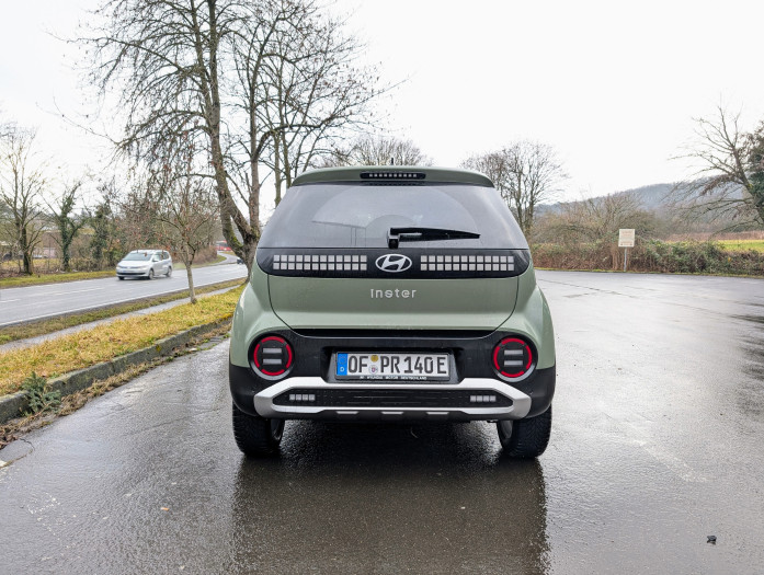 Von hinten sieht der Inster viel mehr nach Kleinwagen aus als von vorn. (Bild: Tobias Költzsch/Golem.de)