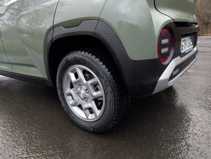 Standardmäßig hat der Inster 15-Zoll-Felgen. (Bild: Tobias Költzsch/Golem.de)