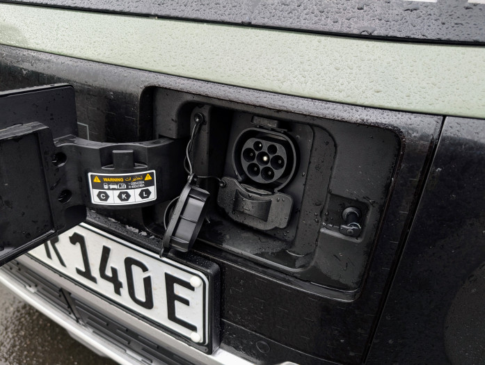 Der Ladeanschluss befindet sich an der Vorderseite. (Bild: Tobias Költzsch/Golem.de)