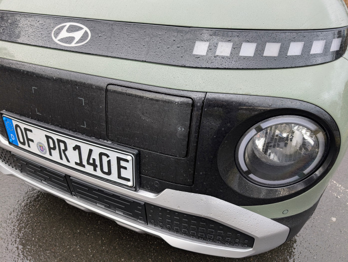 Die geschlossene Ladeklappe (Bild: Tobias Költzsch/Golem.de)