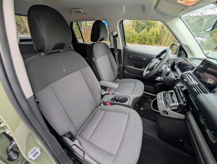 Die Vordersitze sind als Bank eingebaut, lassen sich aber unabhängig voneinander verstellen. (Bild: Tobias Költzsch/Golem.de)