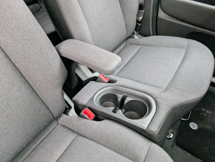 In der Mitte gibt es eine Armlehne und zwei Becherhalter. (Bild: Tobias Költzsch/Golem.de)