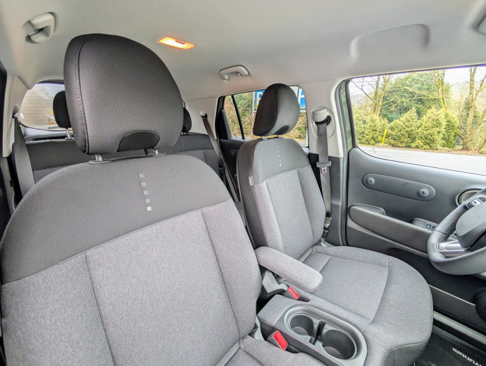 Die Sitze sind mit einem robust wirkenden Stoff bezogen. (Bild: Tobias Költzsch/Golem.de)