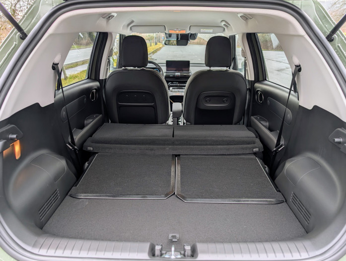 Für mehr Platz muss die Rückbank umgeklappt werden. (Bild: Tobias Költzsch/Golem.de)